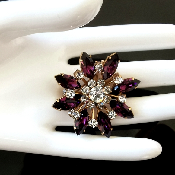 Vintage Austrian flower brooch with amethyst and clear rhinestones - Picture 7 of 8